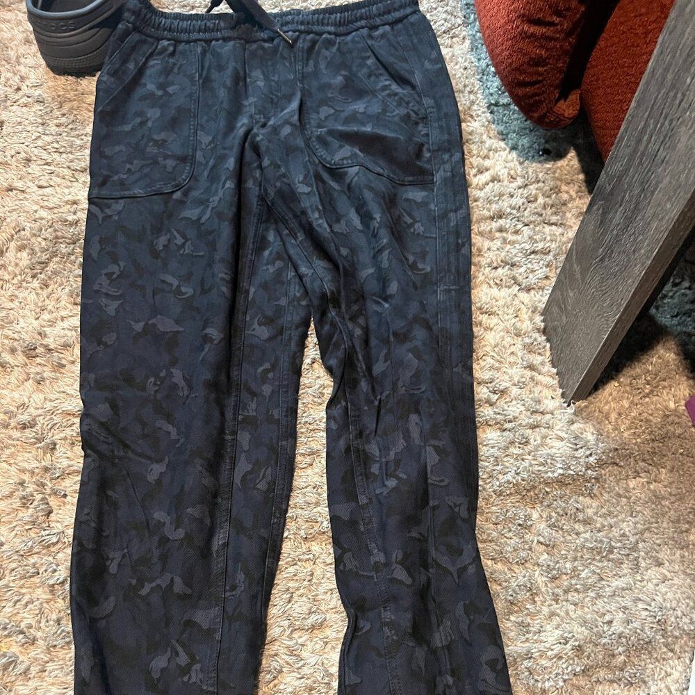 Athleta Farallon blue camo joggers size 4